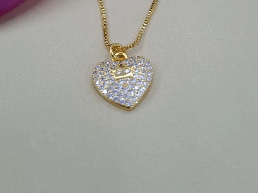 Pingente de coração folheado a ouro cravejado de zircônias