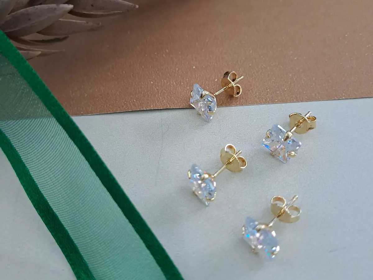 Brincos folheados a ouro com pedras de zircônia