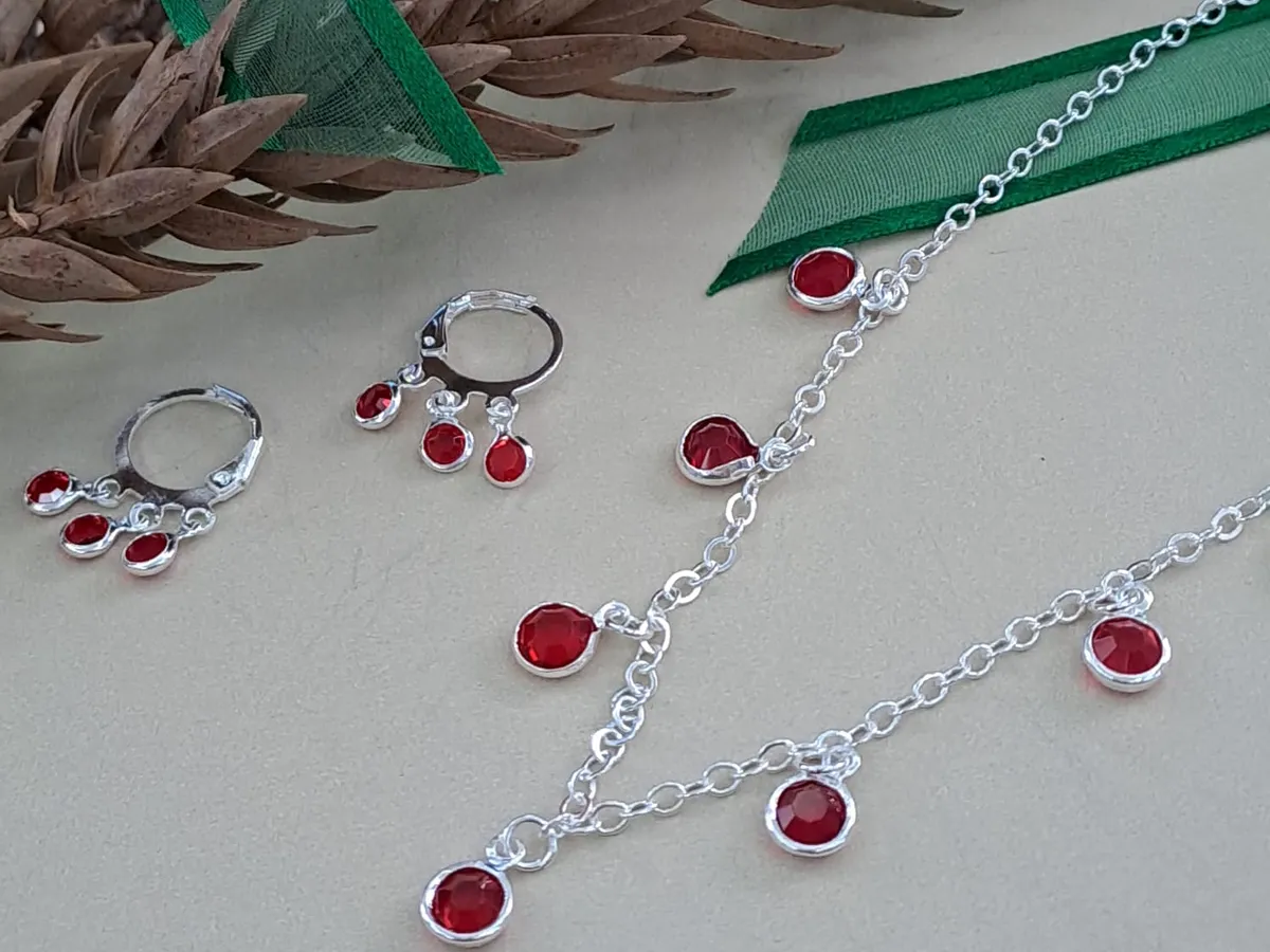 Conjunto de colar e brincos folheados a prata com pedras vermelhas